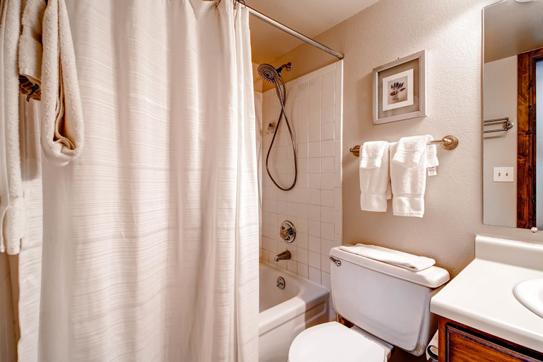 Bathroom 3, Tyra Summit B-2-C, Summit