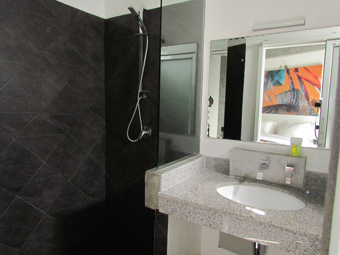 Bathroom 5, The Front Hotel and Apartment, Pulau Phuket