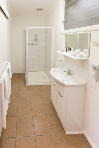 Bathroom 5, Fox on the Run - Motel Kilmore, Mitchell - South