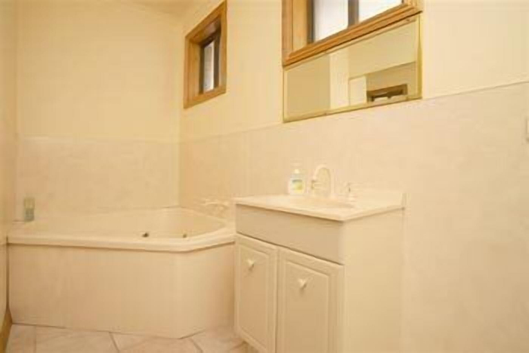 Bathroom 3, Apollo Bay Backpackers Lodge, Colac-Otway - South