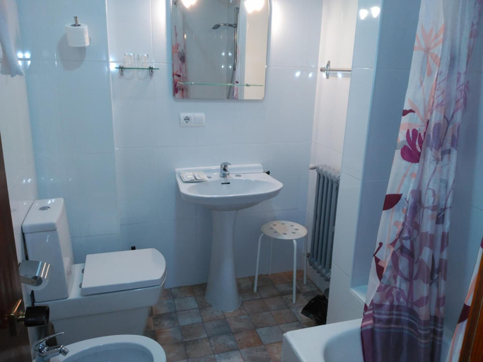 Bathroom 5, Hotel Vaqueros, Asturias