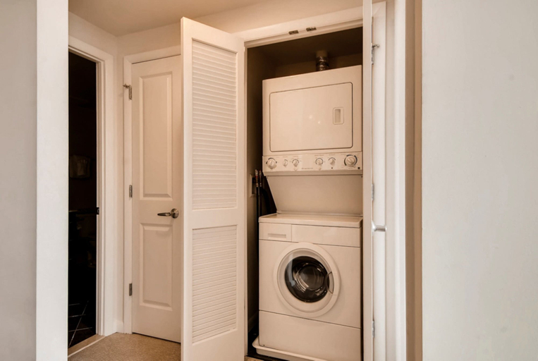 Bathroom 3, Bluebird Suites in Pentagon City, Arlington