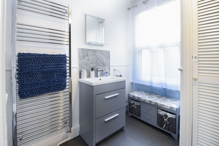 Bathroom 3, Modern Exeter City Cottage Howell Road, Devon