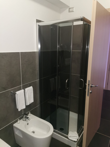 Bathroom 5, Tus' Hotel, Messina