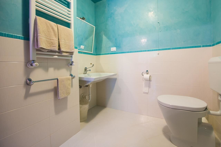 Bathroom 3, Fattoria Carsica Bajta, Trieste
