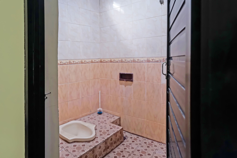 Bathroom, Hotel O Arfan HouseNearDanau Ranau, South Ogan Komering Ulu