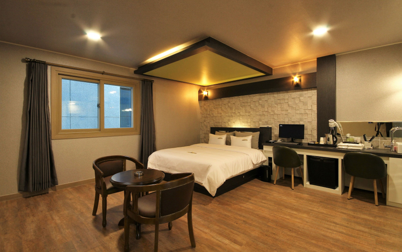 Bedroom 3, GoldenRoot Hotel in Gimhae, Gimhae