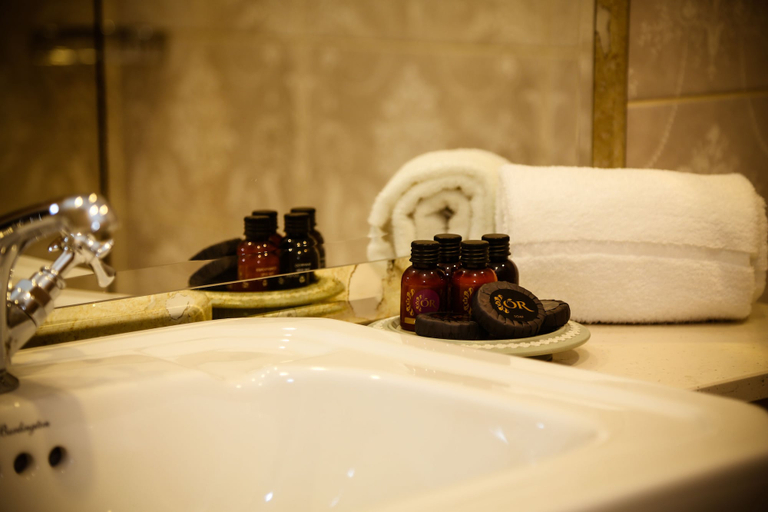 Bathroom 4, Avalon House Hotel