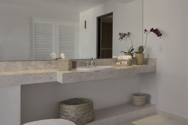 Bathroom 5, Quinta Elvira, Huitzilac