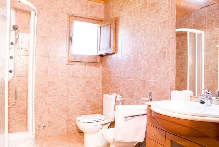 Bathroom 4, Complex Rural Can Caubet, Barcelona