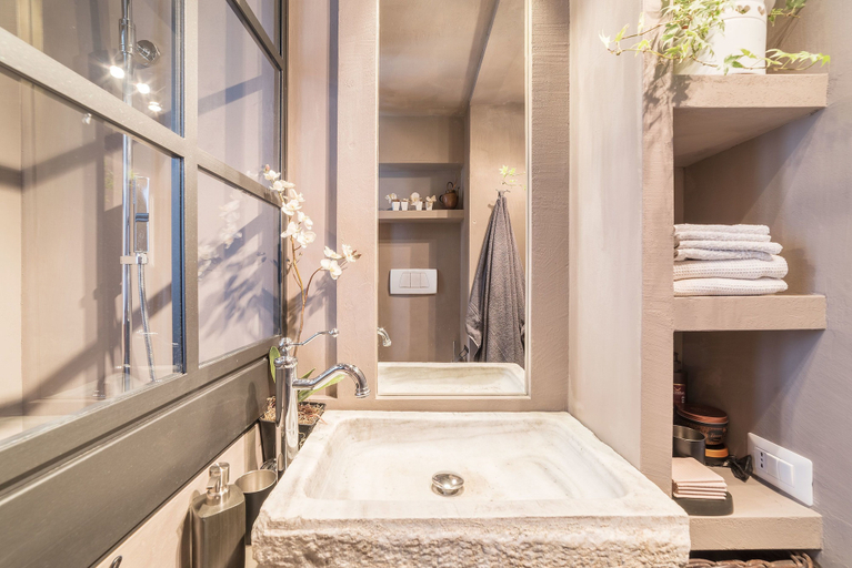 Bathroom sink 4, Navona Luxury & Charming Apartment, Roma