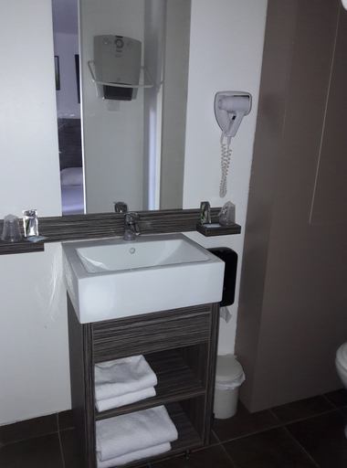 Bathroom 5, Hôtel Le Cosy Blois Nord, Loir-et-Cher
