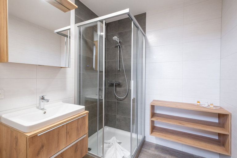 Bathroom 3, Aparthotel Maiskogelblick, Zell am See