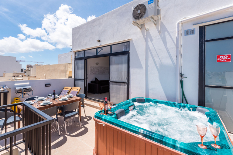 Sport & Beauty 5, Seashells Penthouse Hot Tub Seaview by Getaways Malta, Saint Paul's Bay