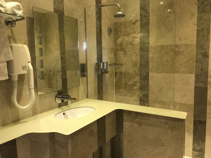Bathroom 4, Pier Hotel, Norfolk
