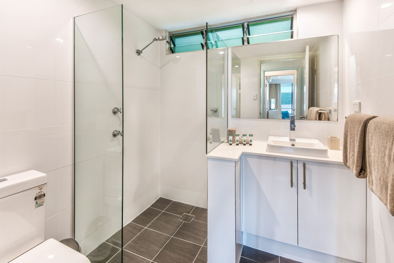 Bathroom 2, Lagoon 201 on Hamilton Island, Whitsunday