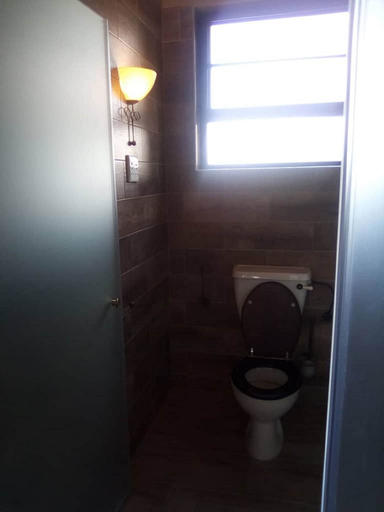 Bathroom 4, Callies Game Lodge Safaris, Guinas