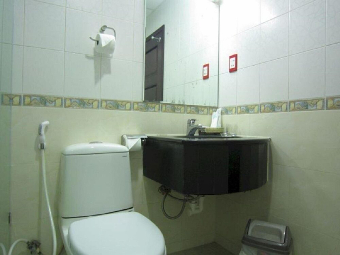 Bathroom 4, Thien Hoa Hotel, District 1