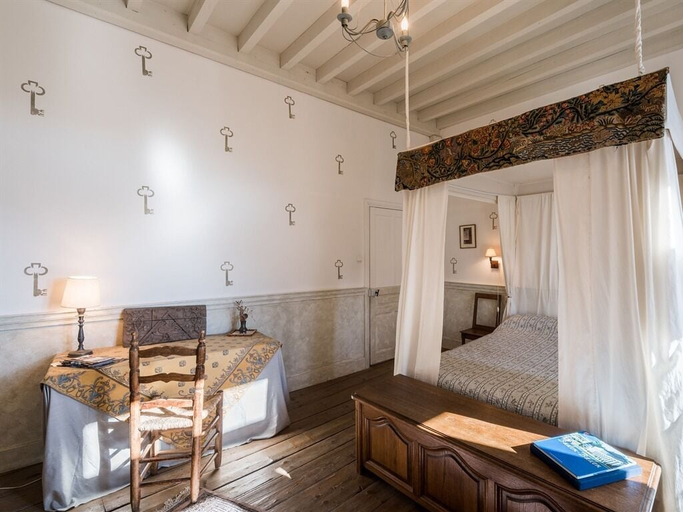 Bedroom 2, Château des Marcilly Talaru, Loire