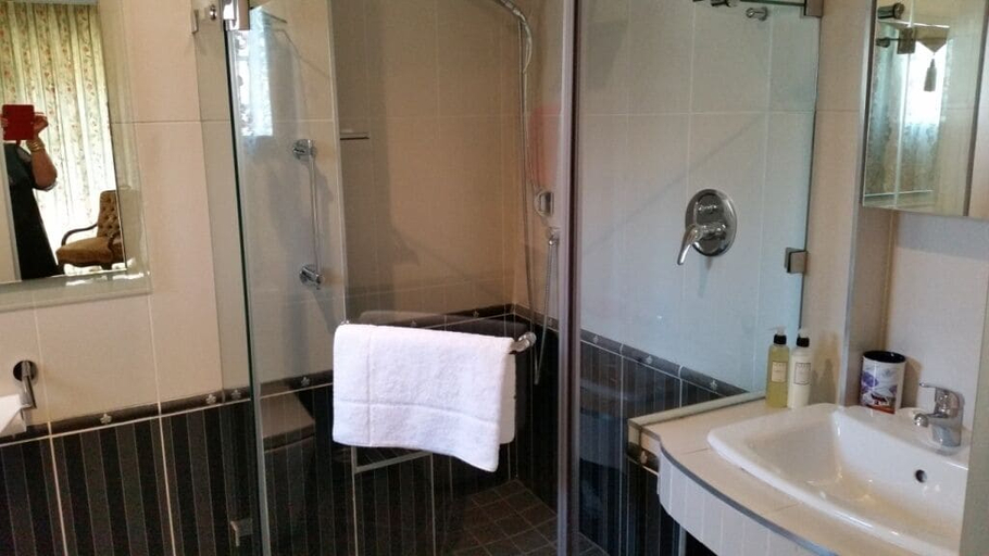 Bathroom 4, Royal Ridge Guest House and Apartments, City of Tshwane