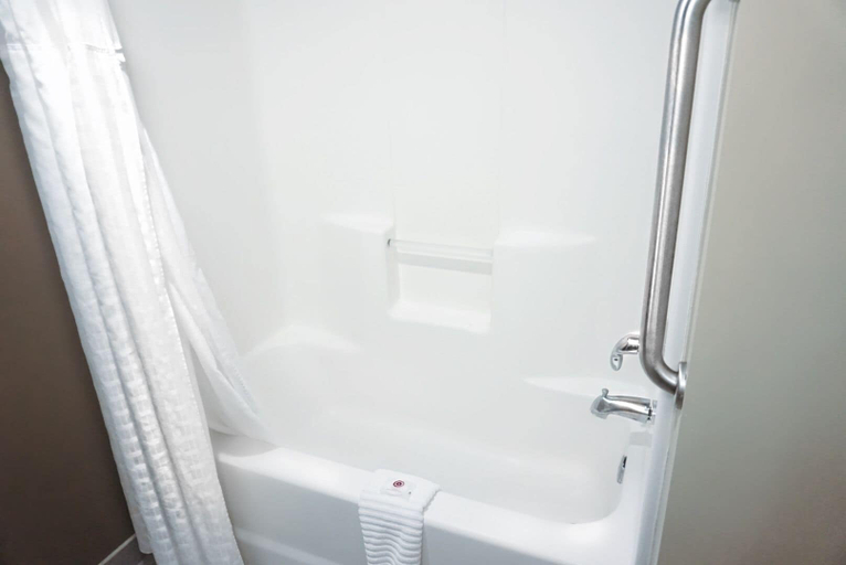 Bathroom 4, Quality Suites Waldorf, Charles