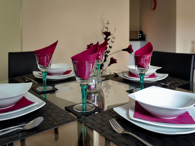Food & Drinks, Select Serviced Accommodation - Gweal Place, Wokingham