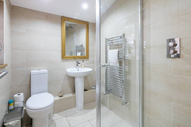 Bathroom 4, The Old Vicarage Lodge, Bury
