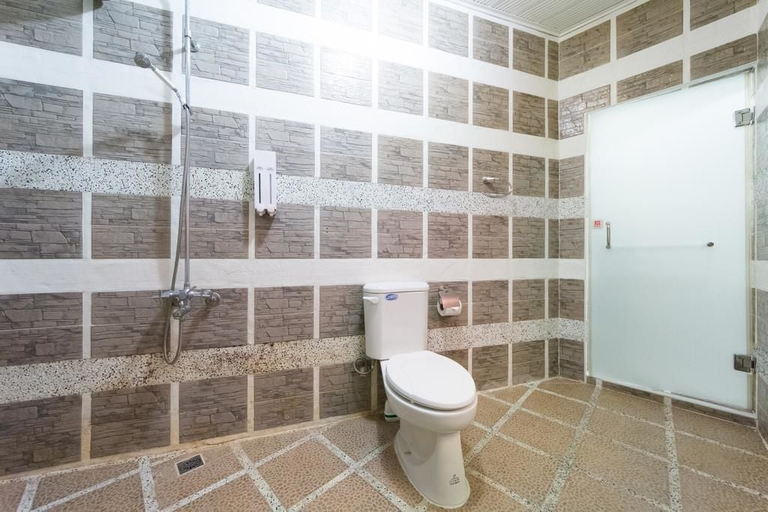 Bathroom 3, Found Hostel, Pingtung