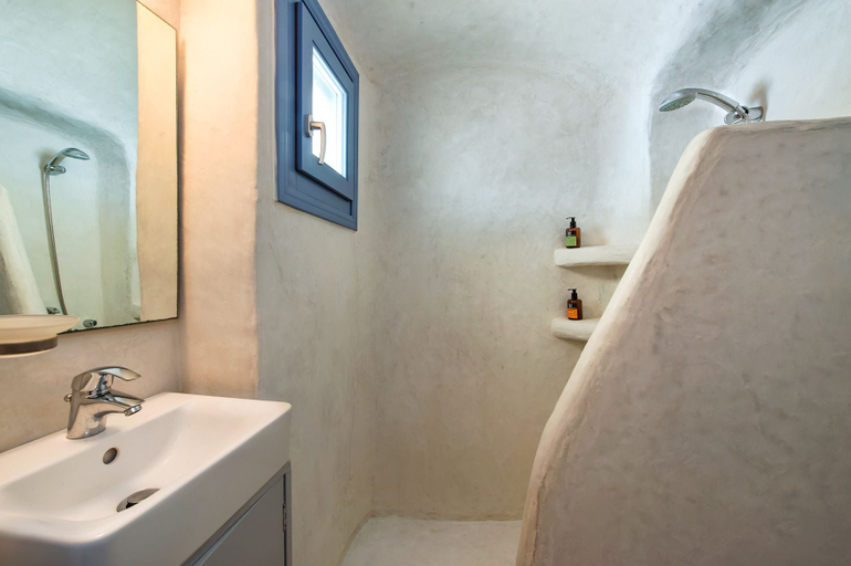 Bathroom 4, Skala Cave by Thireon, South Aegean