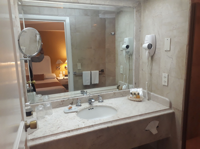 Bathroom 4, Country Plaza, Zapopan