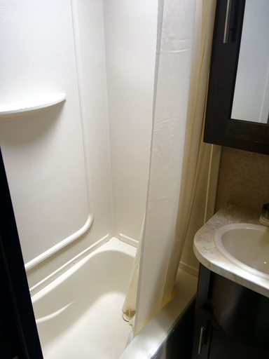 Bathroom 3, Enduro RV Citrus Valley Resort, Lake