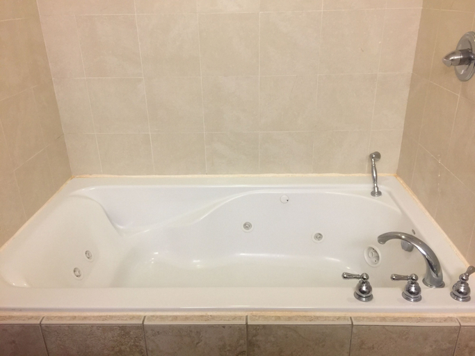 Bathroom 5, Days Inn & Suites by Wyndham Lakeland, Polk