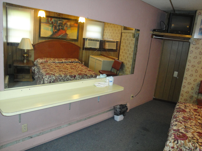 Bedroom 2, Jade Inn Motel, Erie