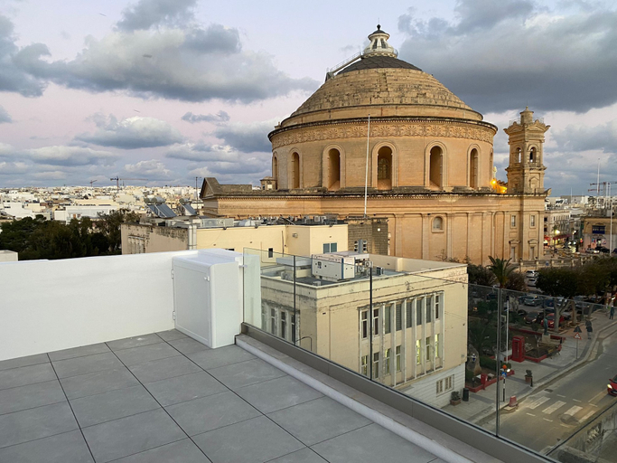 Exterior & Views 2, Cinematique