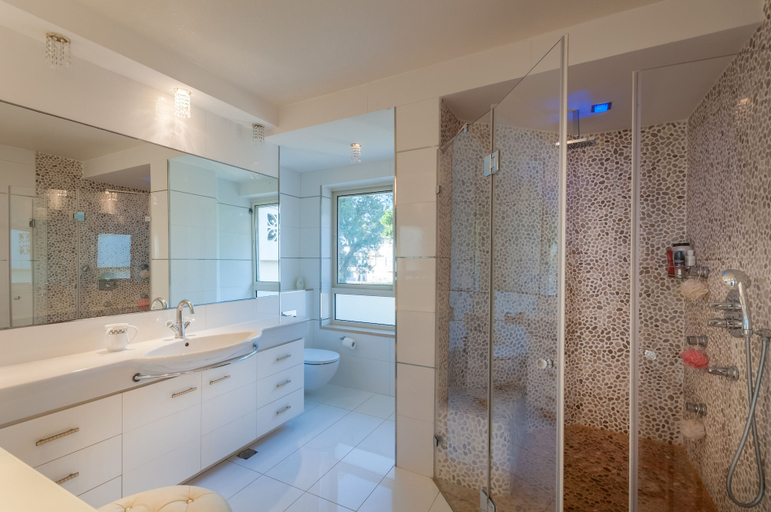Bathroom 4, Luxurious Villa with great location