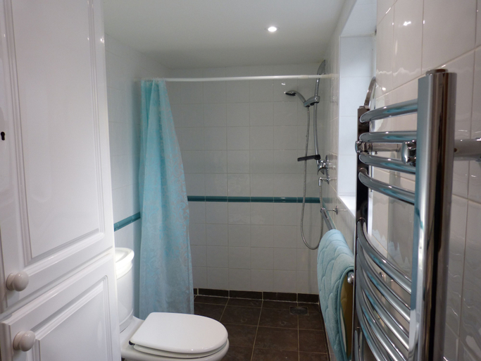 Bathroom 3, 2 Farm Cottages, Isle of Wight