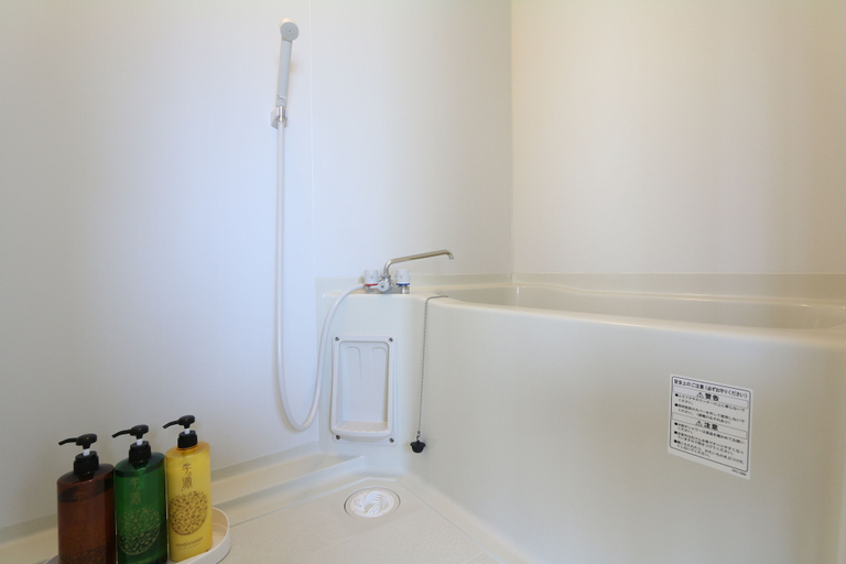 Bathroom 2, Liz Guest House Umeda, Osaka