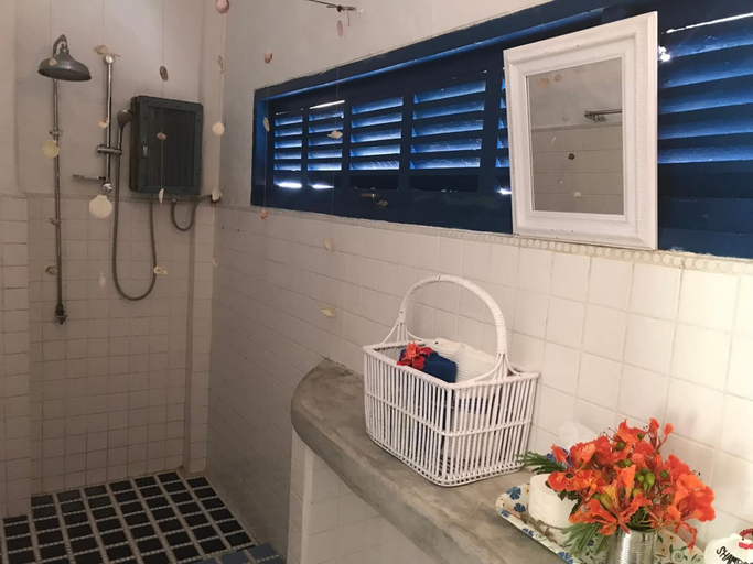 Bathroom 5, Hua Plee Lazy Beach, Pran Buri