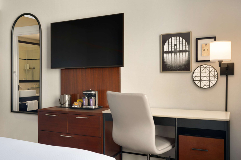 Bedroom 4, DoubleTree by Hilton New York Downtown, New York