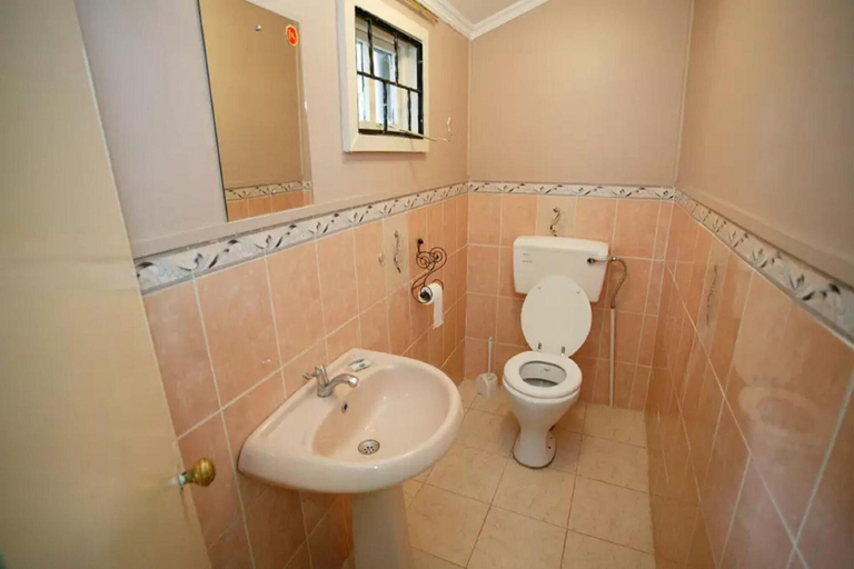 Bathroom 4, Kiloran House, Dagoretti North