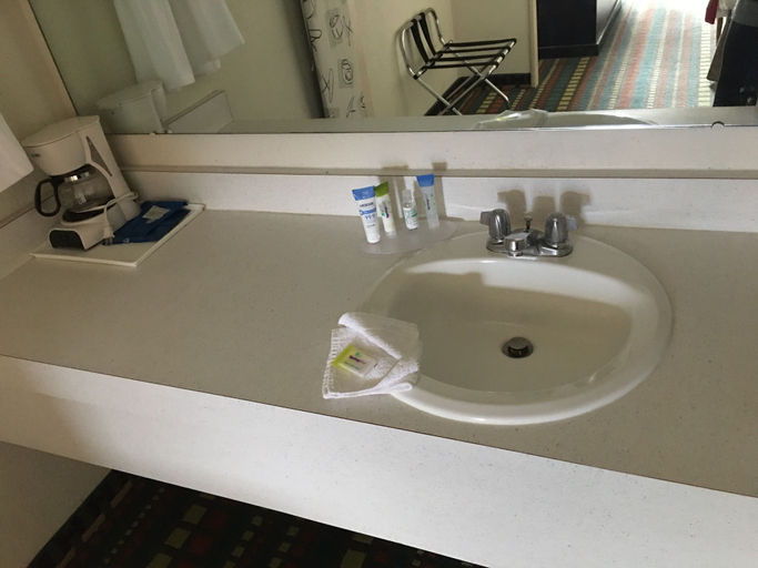 Bathroom 5, Budget Inn, Albany