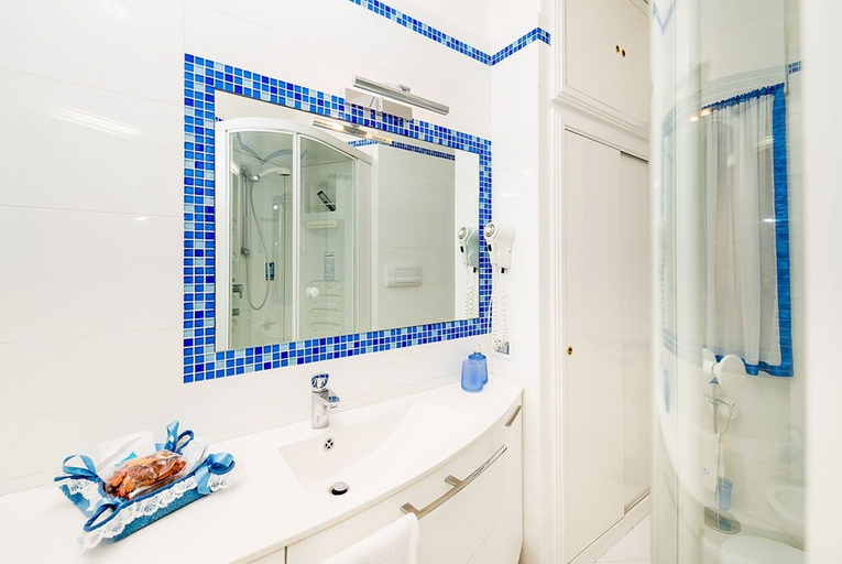 Bathroom 5, Marino Suite Sorrento, Napoli
