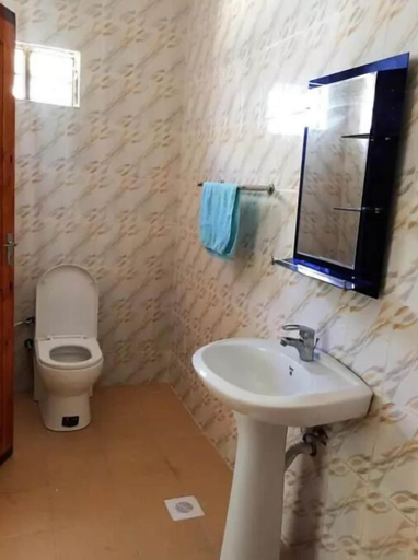 Bathroom 4, Villa Mina, Kusini