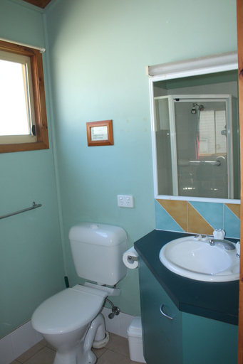 Bathroom 5, Lani's Holiday Island - Caravan Park, Great Lakes