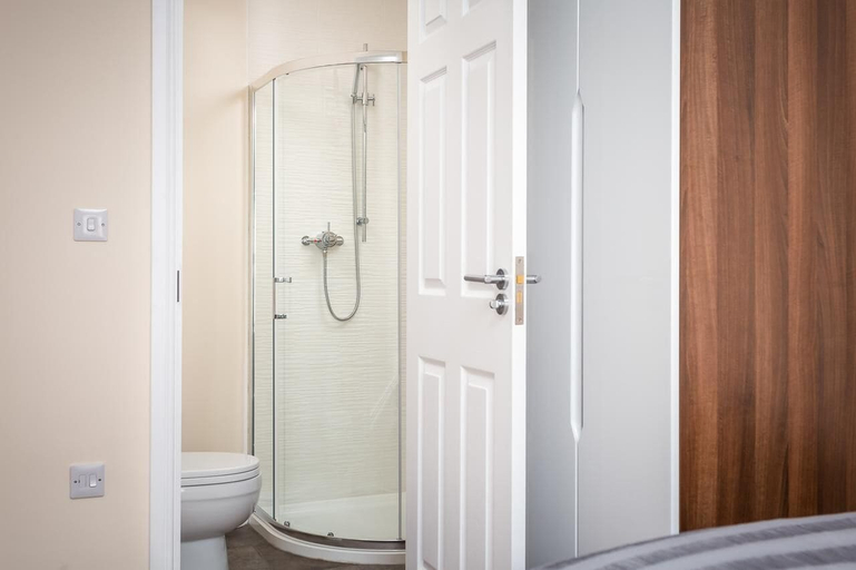 Bathroom, Elliot Oliver - 2 Bedroom Town Centre Apartment, Gloucestershire