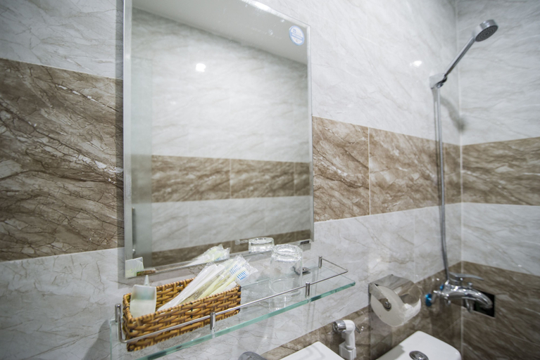 Bathroom 4, Hong Chau Hotel, Da Nang