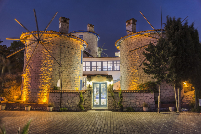 Exterior & Views