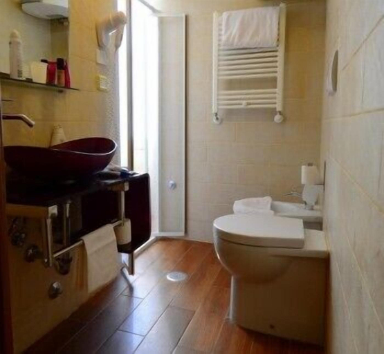 Bathroom 5, Guest House Masterintrastevere, Rome