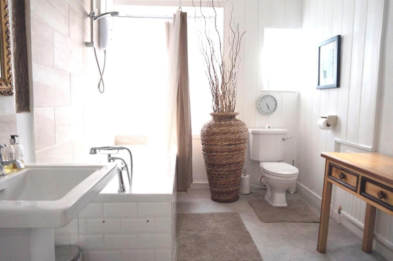 Bathroom 4, Colthrop Manor, West Berkshire