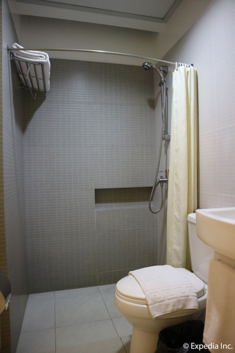 Bathroom 4, Magallanes Square Hotel, Tagaytay City